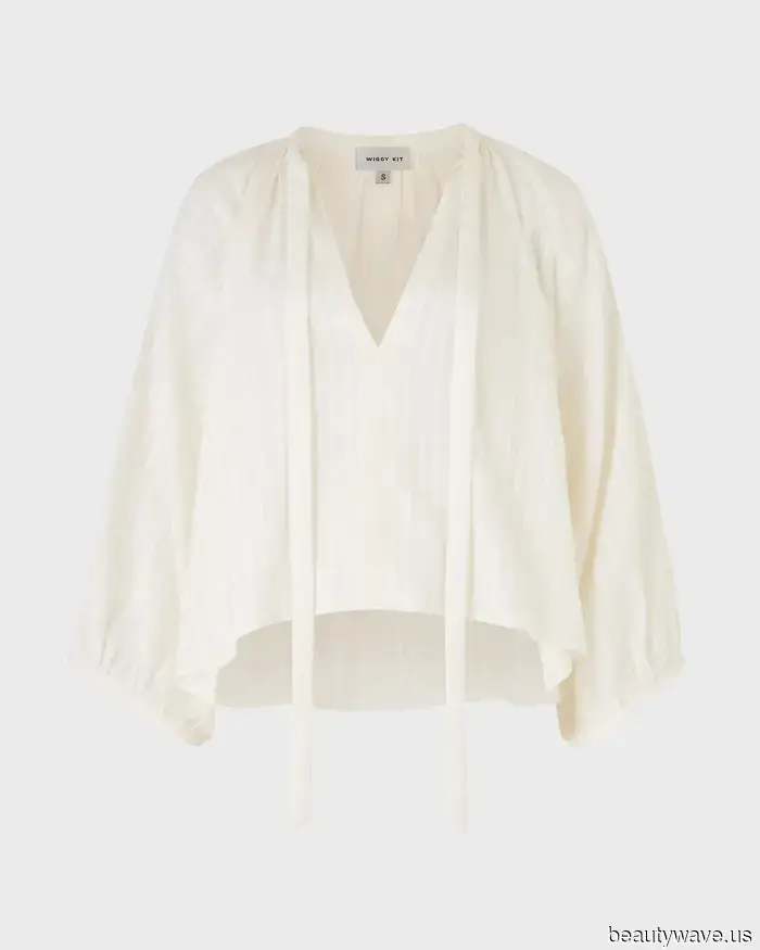 Farewell to Dull T-Shirts! This Stylish Blouse Trend Pairs Much More Elegantly With Jeans.