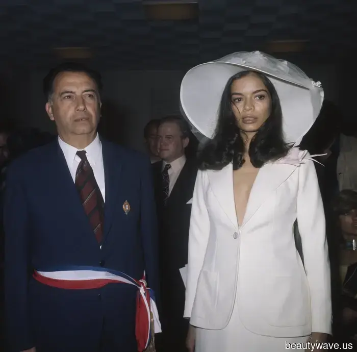 Dua Lipa has just revealed that brides in 2026 are moving away from traditional veils in favor of this surprising accessory.