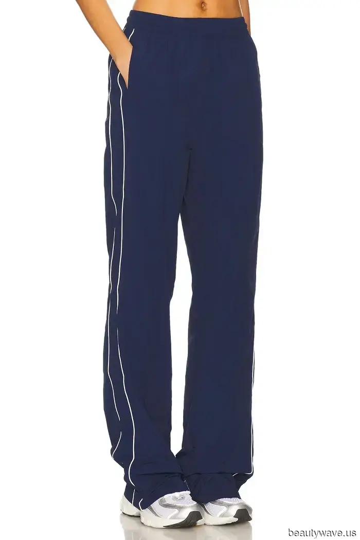 Le ragazze che "capiscono" a Londra e Palm Springs indossano questa tendenza dei pantaloni anti-denim con mocassini e mule.