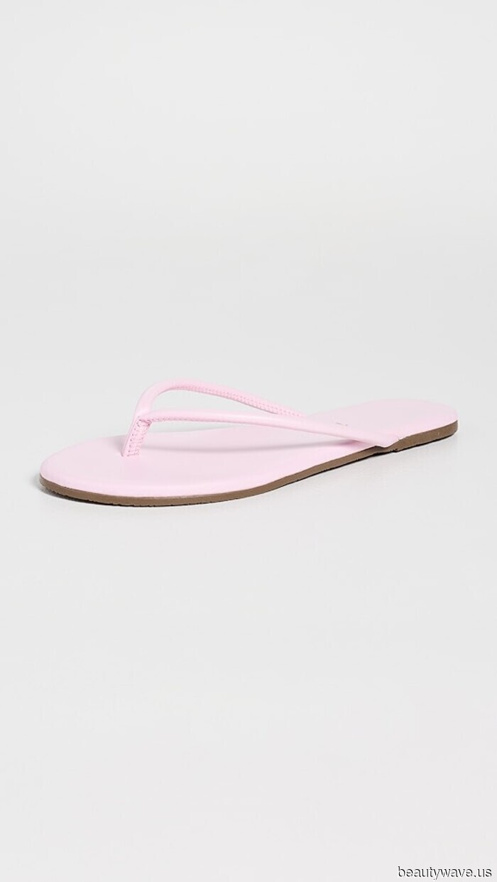 The Chic Flat-Shoe Color Trend That Every It Girl Is Pairing With Shorts and Pants (Hint: It Isn't Red)