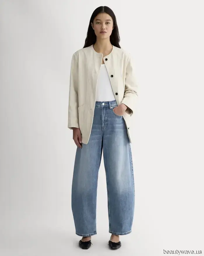 Лучшие белые топы, которые можно носить с джинсами этой весной, точка.