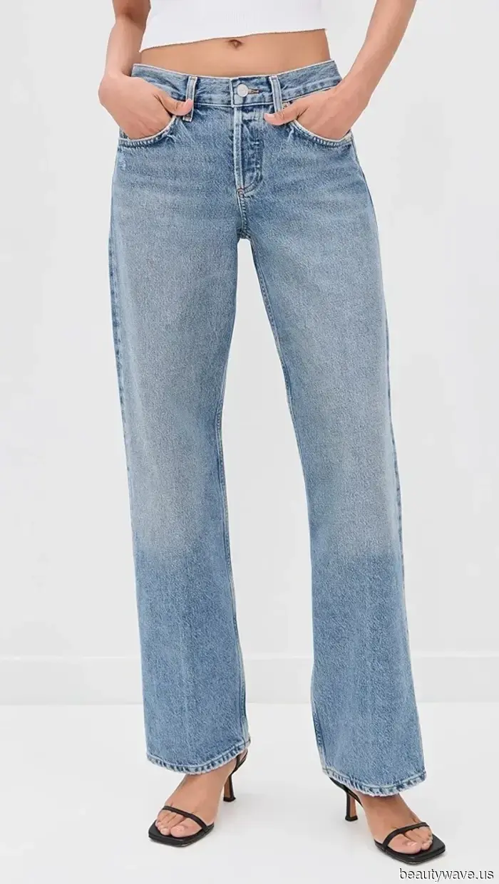 Alexa Chung and Tom Sturridge sported coordinating flats along with the anti-trend jeans that I truly suggest wearing while flying.