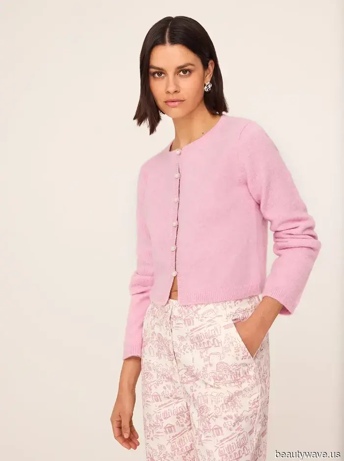 Forget about beige and black—fashion enthusiasts are currently pairing their jeans with this surprising knitwear trend.