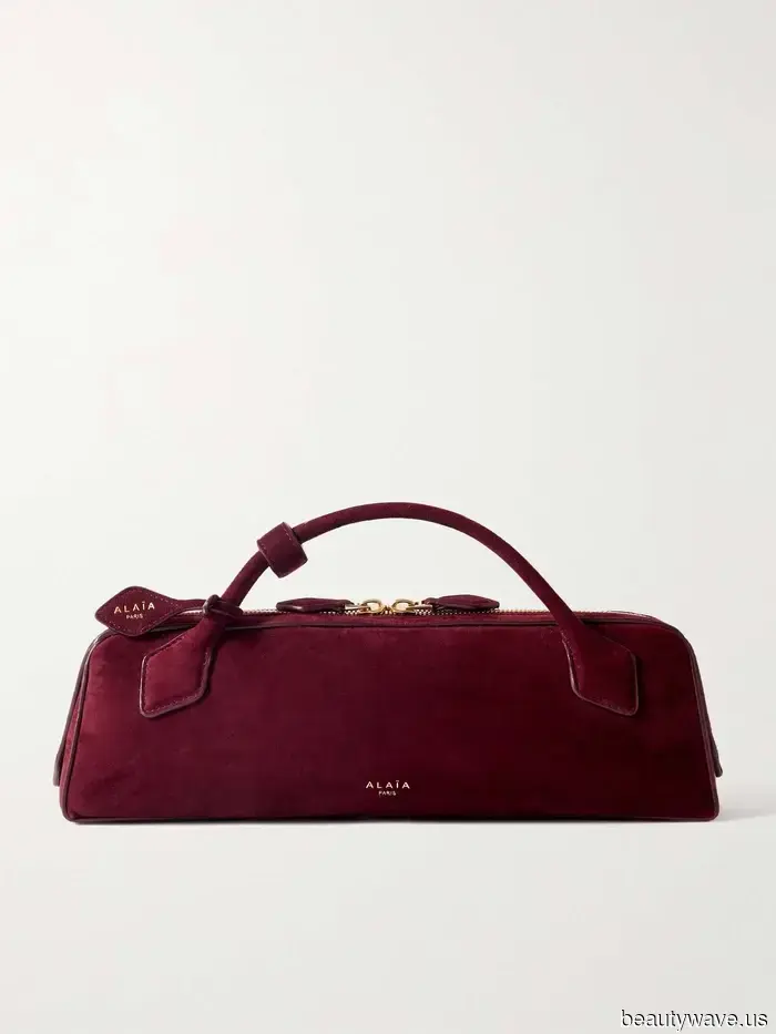 You possess classic taste if you are sporting this elegant handbag design.