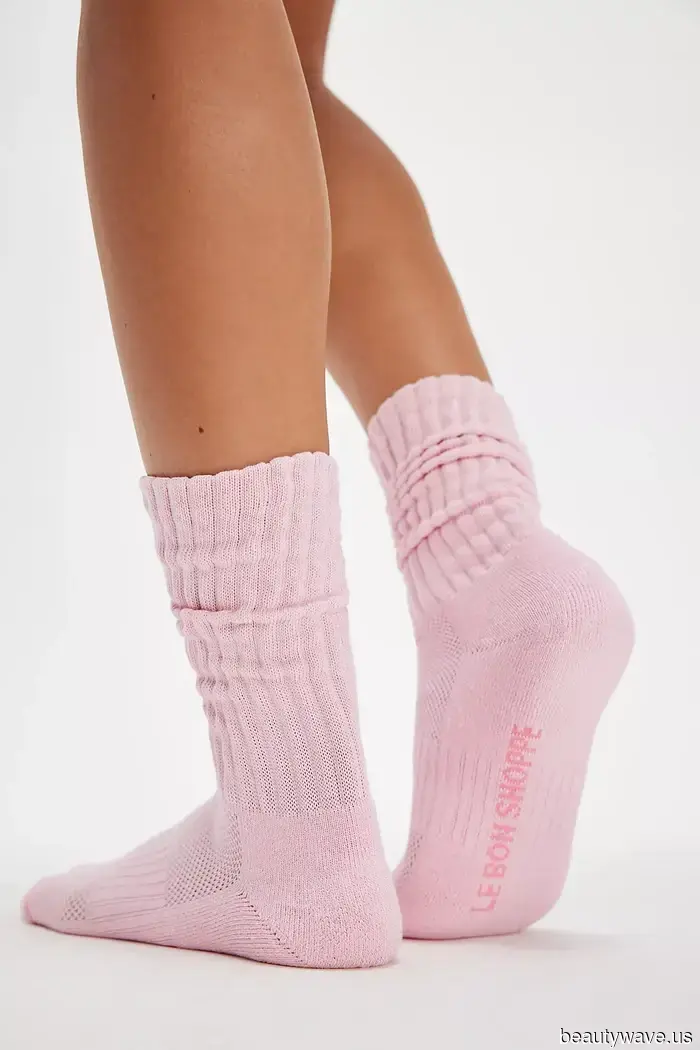Wenn Sie möchten, dass Ihre grundlegenden Outfits in diesem Frühling cool aussehen, tragen Sie diesen Socken-Trend dazu.