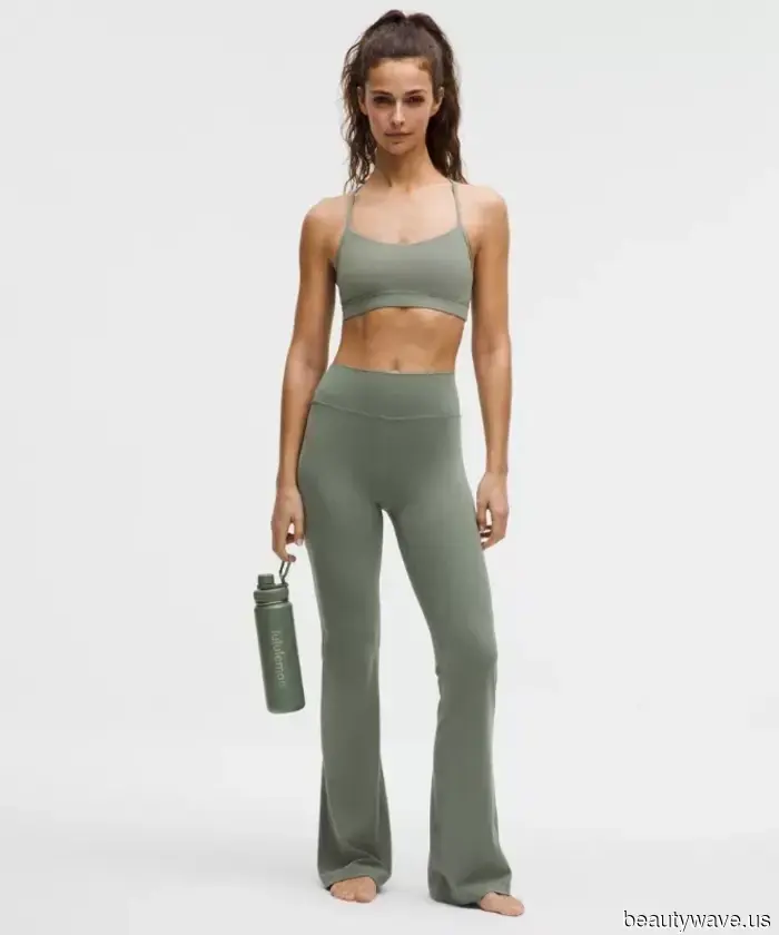 En lugar de jeans, la gente de moda en L.A. está usando sandalias con esta tendencia de leggings chic.