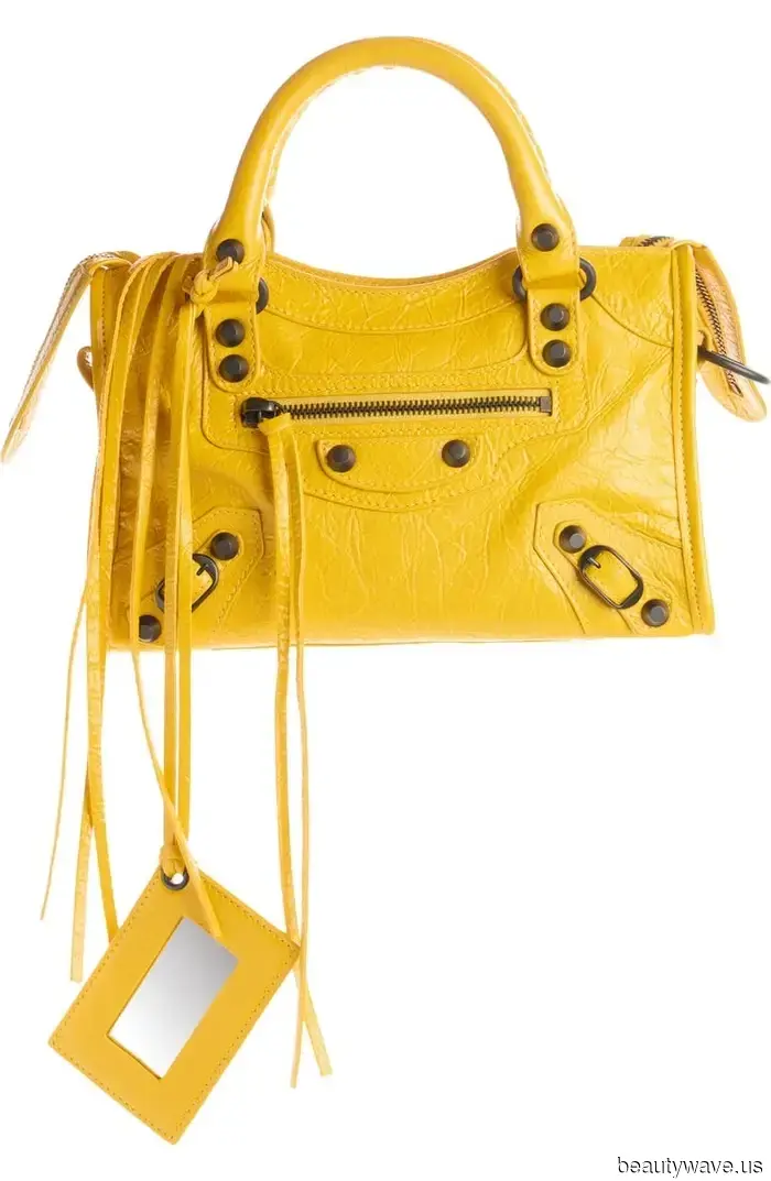 Cómo hacer que los zapatos burdeos se vean apropiados para la primavera: usa este color de bolso con ellos