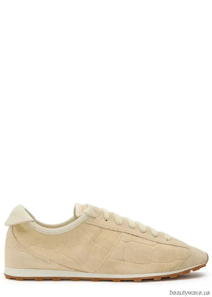 Forget about trendy sneakers—this classic style pairs elegantly with every kind of jeans.