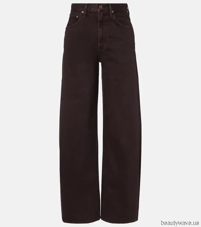 Non tutte le scarpe si abbinano ai jeans marrone cioccolato, ma questi 5 stili sicuramente sì.