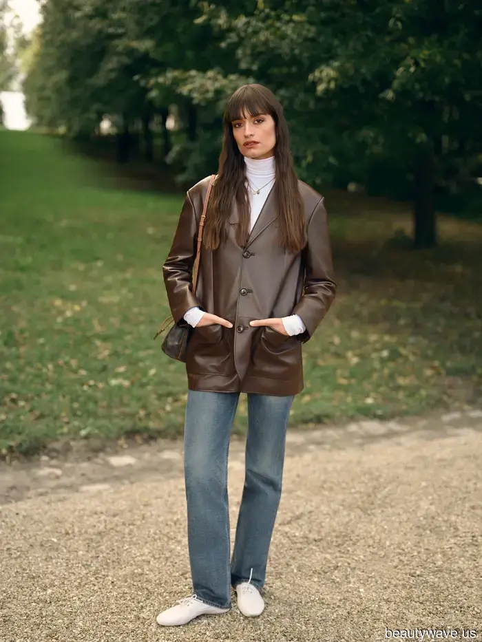 Forget Ballet Flats; this is the flat shoe trend that everyone will be pairing with stylish jeans this fall.