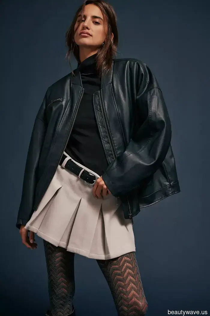 Irina Shayk and I share the same opinion: leggings look most stylish when paired with this particular boot style and color.