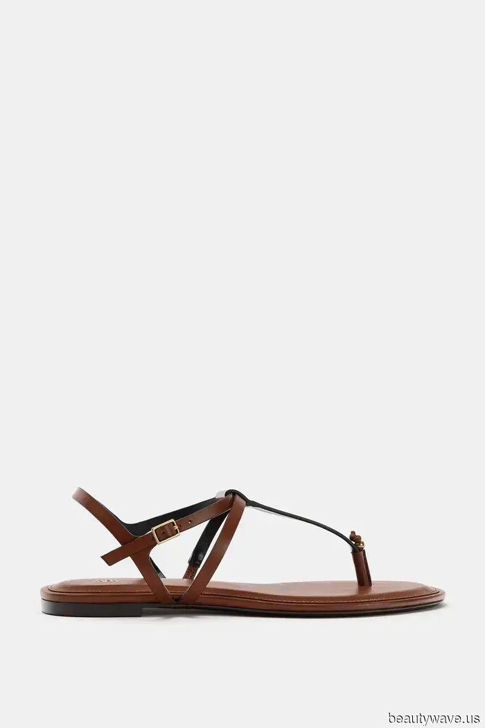 Tieni le Scarpe Nere&mdash;Questa Tendenza di Colore per Sandali Eleganti Rende i Vestiti Estivi i Più Chic