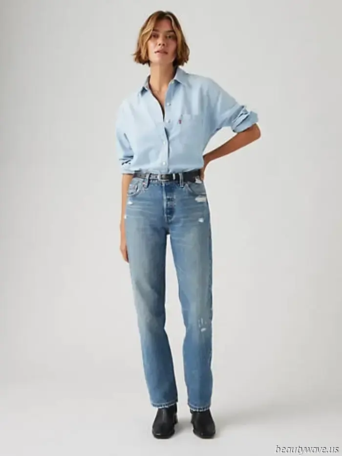 Folks in L.A. understand that pairing flip-flops with this "outdated" jeans trend gives it a refreshing twist.