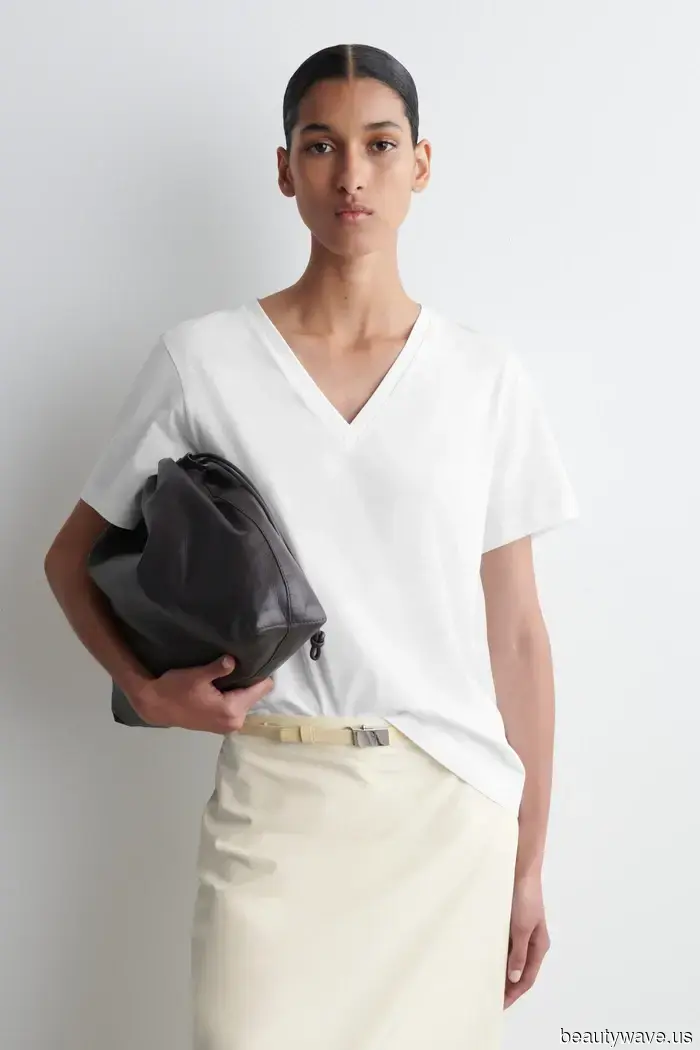 Questa t-shirt è stata "fuori" per così tanto tempo che è difficile credere che sia di nuovo alla moda.