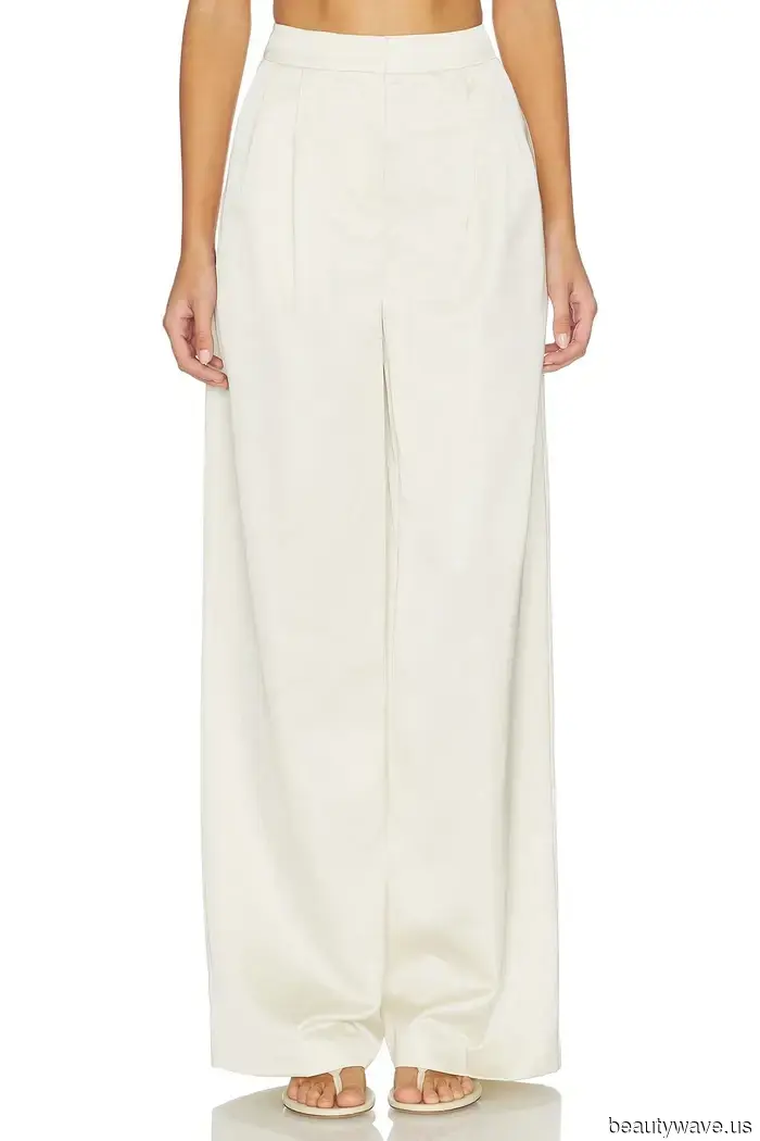 Sighted on the Upper East Side: The Most Stylish White Pants and Flat Shoe Ensemble of the Season