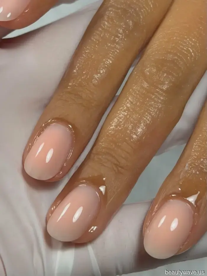 Ich tippe, dass "Peach Milk" Nägel der dominante minimalistische Nageltrend von 2026 sein werden.