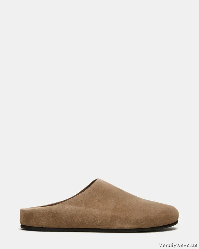 Lily Collins ha appena indossato la tendenza delle scarpe flat di lusso che rende i pantaloni da lounge eleganti invece di pigri.