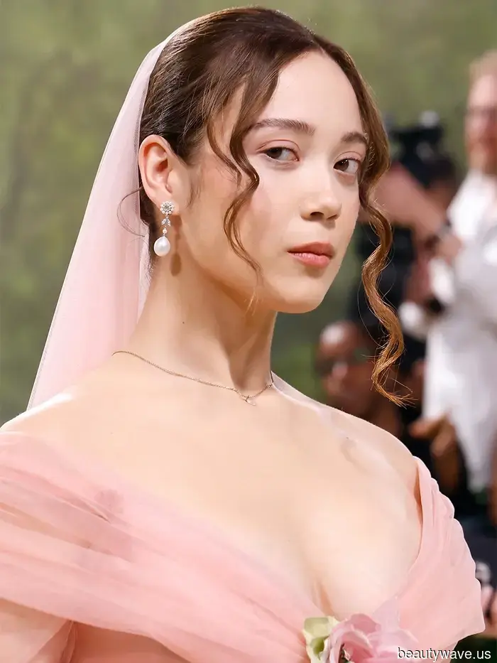 Laufey ist unser ultimativer Coquette-Beauty-Ikone&mdash;7 "Vintage Romance"-Looks, die es wert sind, nachgemacht zu werden