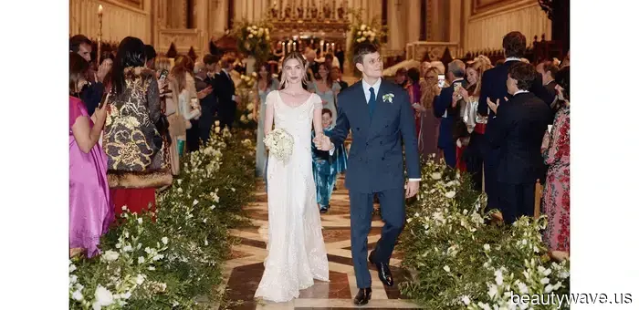 Questa sposa stilista ha indossato un abito da sposa ispirato al vestito di Audrey Hepburn in My Fair Lady.