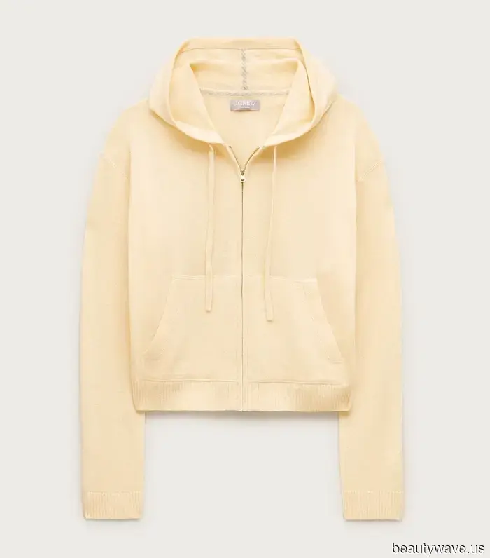 It Turns Out That This Flat-Shoe Trend Pairs Well with Dark-Wash Jeans