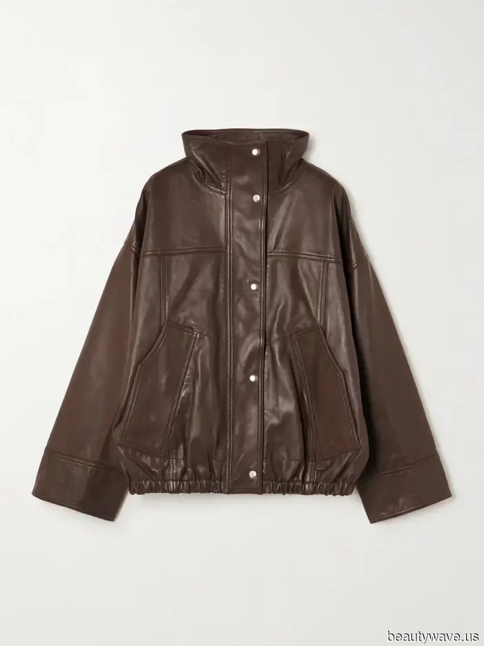 Certo, le giacche di pelle nere sono senza tempo, ma tutti nel mondo della moda stanno optando per questo colore più chic invece.