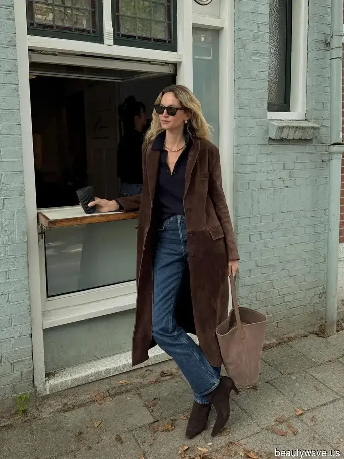 Indeed, blue skinny jeans have made a comeback—here are 7 outfits that keep them feeling fresh in 2025.