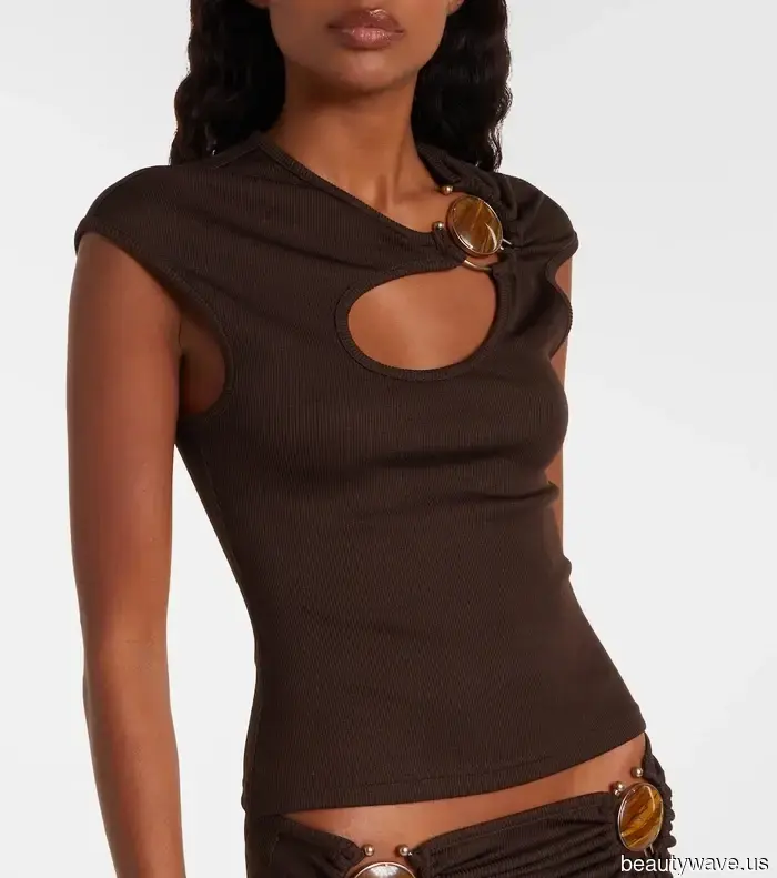 Черный и белый — классика, но модная цветовая комбинация Айрис Лоу так свежа для 2026 года.