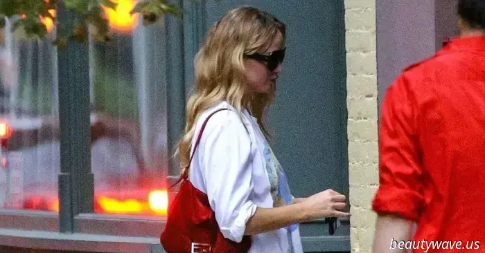 J. Laws Rockwahl ließ ihr kastiges T‑Shirt auf eine Weise elegant wirken, wie Leggings es niemals hätten können.