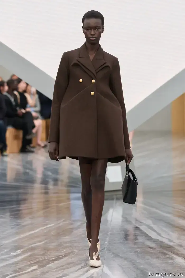 Chaquetas Bar reducidas, sombreros escultóricos y un gran paisaje de fantasía: Jonathan Anderson inicia un nuevo capítulo en Dior.