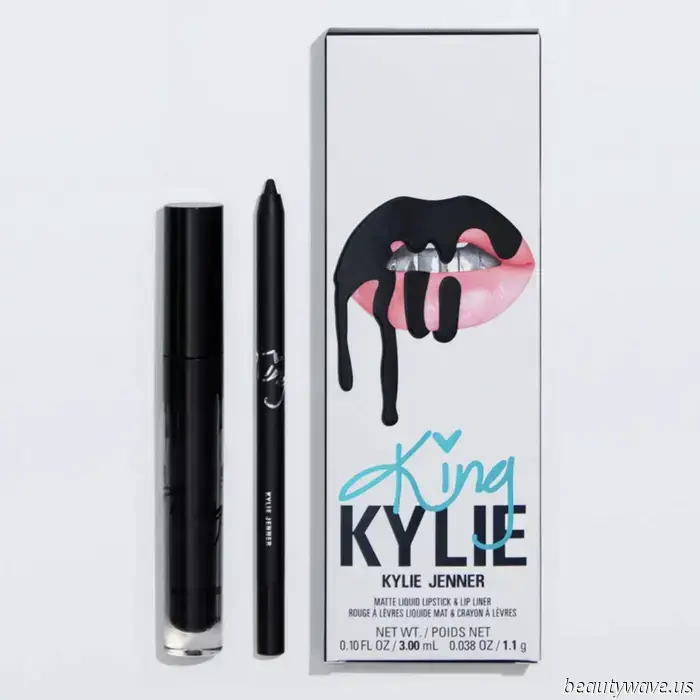 La nuova collezione di trucco di Kylie Jenner, ispirata alla nostalgia, ha appena modernizzato alcune importanti tendenze del 2015. Clicca qui per vedere tutti i prodotti in edizione limitata.