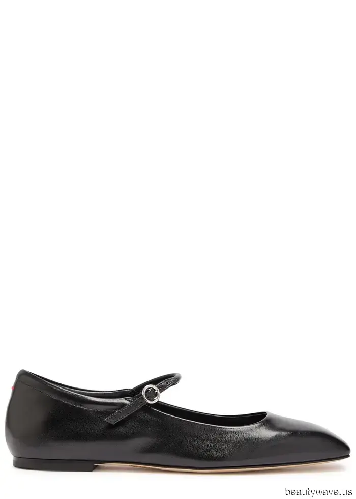 A Parigi, le donne più chic indossano uno di questi abbinamenti tra scarpe basse e pantaloni cropped.