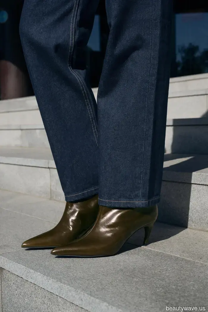 La combinazione di jeans e stivali chic che le persone di moda indossano per sembrare avere gambe da giorni