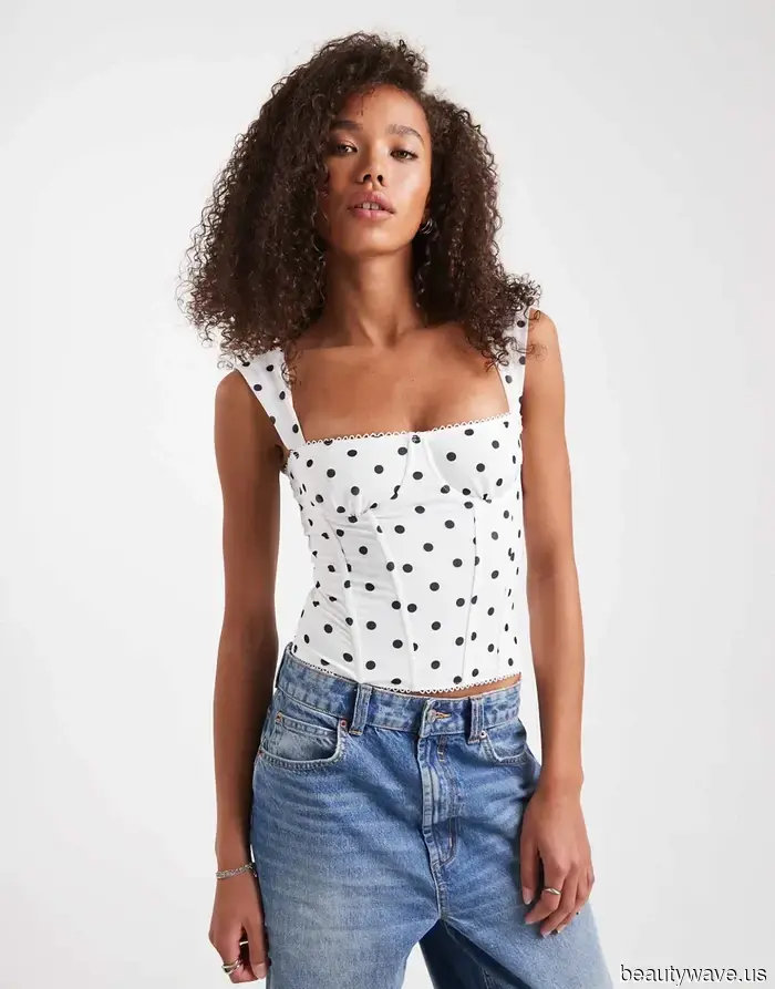 Поколение миллениалов и поколение Z согласны&mdash;это самый крутой способ стилизовать джинсы с расклешенными штанинами.