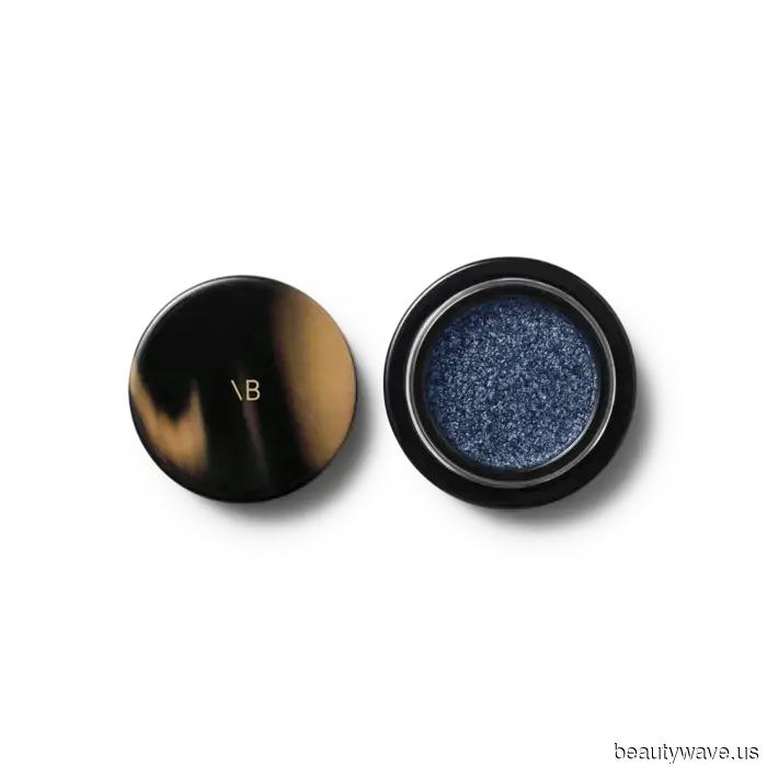 Dalle labbra macchiate di vino ai tocchi di lamé: 10 tendenze di bellezza per le festività che le persone del mondo della moda stanno salvando da mesi