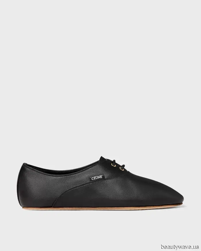 Forget Ballet Flats; this is the flat shoe trend that everyone will be pairing with stylish jeans this fall.
