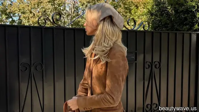 Wohlstandsgeflüster und zeitlos&mdash;Denim sieht am schicksten aus, wenn er mit diesem eleganten Farbton kombiniert wird.