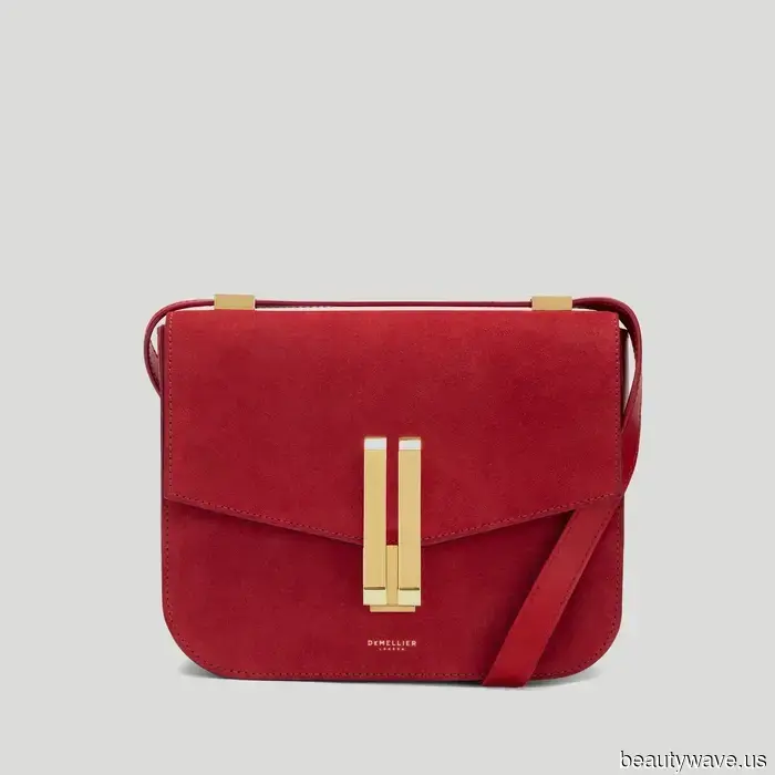 Forget about black totes—fashion experts are embracing these Spring bag color trends for 2026.