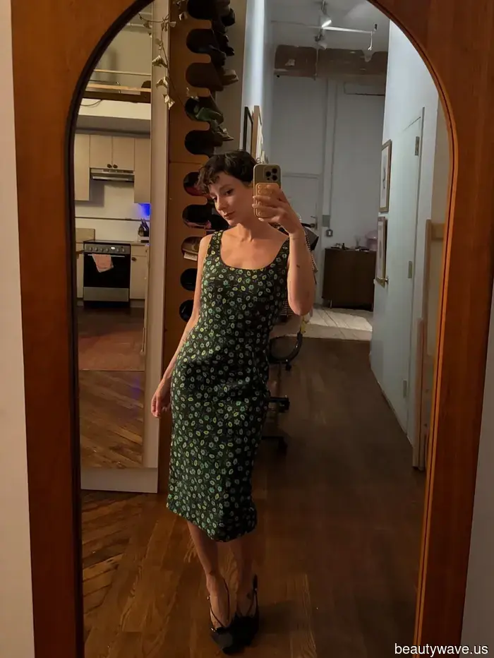 Out of nowhere, everyone with impeccable style is embracing these 7 "outdated" fall dress trends.