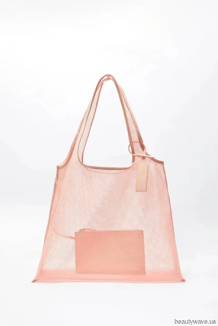 Le borse in rafia sono ancora di moda, ma secondo le persone chic di Londra e NYC, questa tendenza delle borse "datate" è ancora…