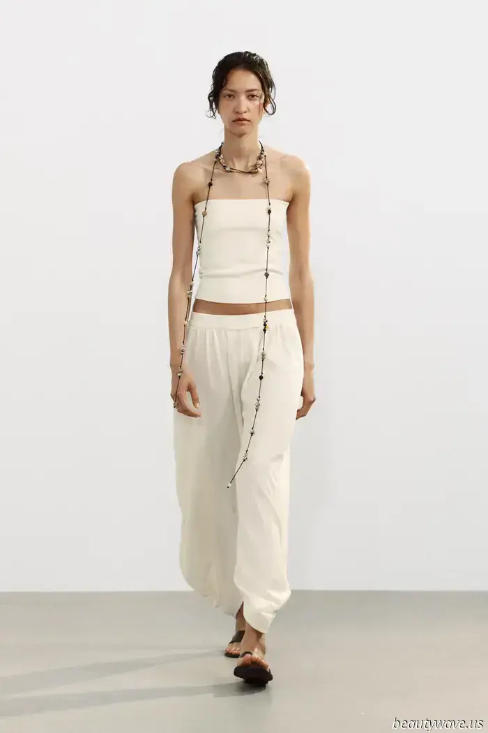 Is it just me, or are all the trendy girls now combining ballet flats with this anti-denim pant trend?