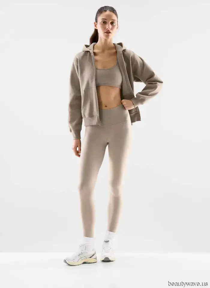 Not Navy, Not Brown—The Stylish Leggings Color LA Girls Pair With Flip-Flops for Hot Pilates and Erewhon.