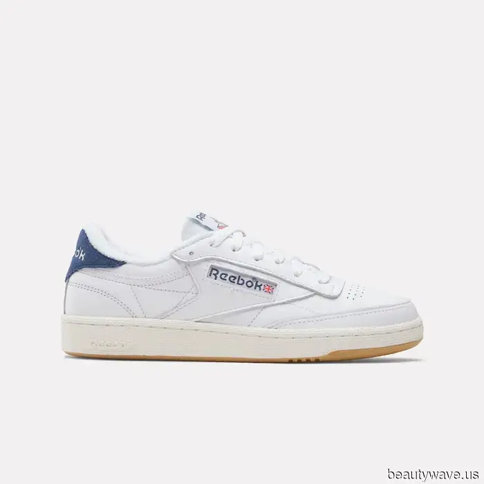 Jeans e Sneakers Bianche Non Falliscono Mai&mdash;Ecco Come le Celebrità Fuori Servizio le Stanno Abbinando Dall'Aeroporto a...