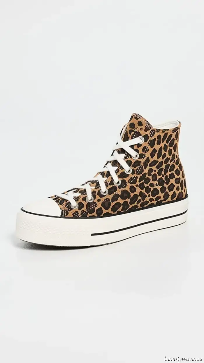 Kate Moss sported the top shoe trend that elevates all-black ensembles to a fashionable level.