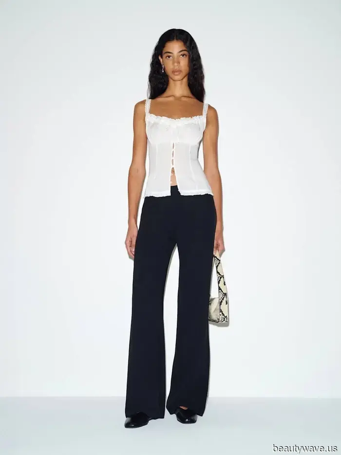 Stylish women realize that pairing this pant trend with a raffia bag is the must-have spring look.