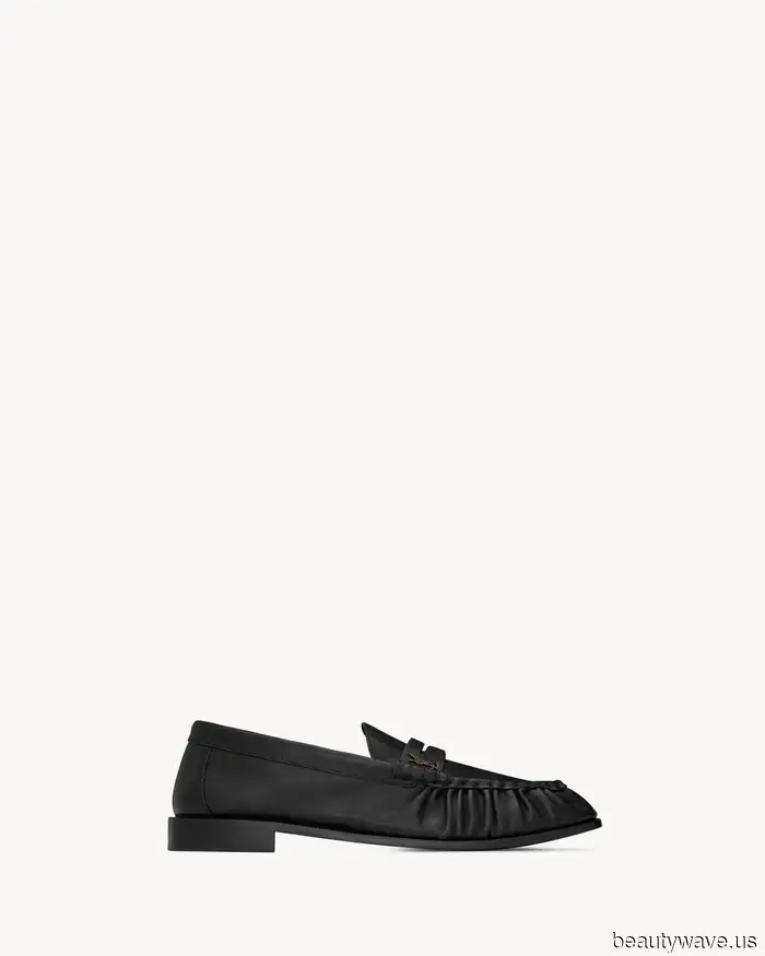 Elegante über 50-Jährige tauschen Kleider und Sandalen gegen diese Hose-und-Schuh-Kombination vor dem Herbst.
