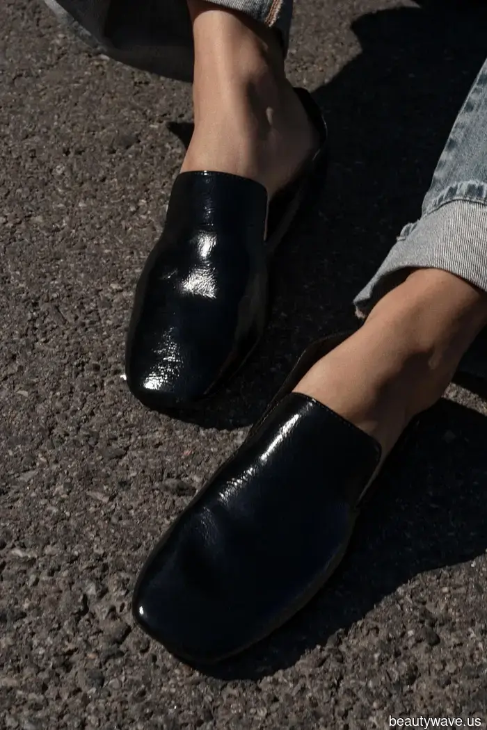 Non tutte le scarpe si abbinano ai jeans marrone cioccolato, ma questi 5 stili sicuramente sì.