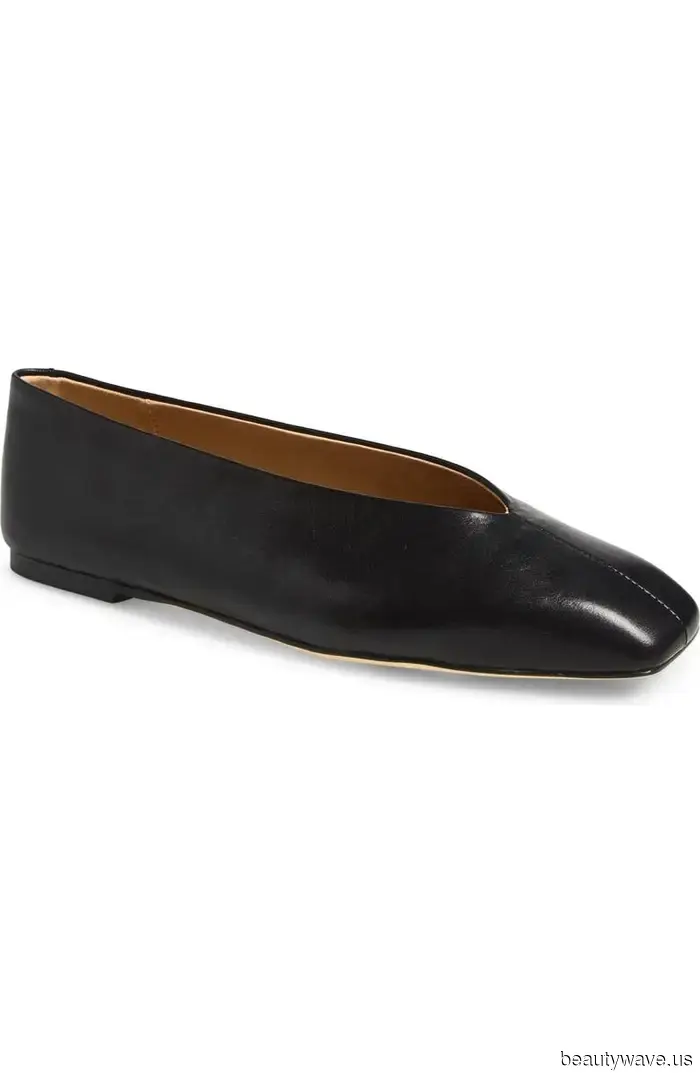 I usually don't wear capris with flats, but Kendall's The Row pair has changed my perspective.