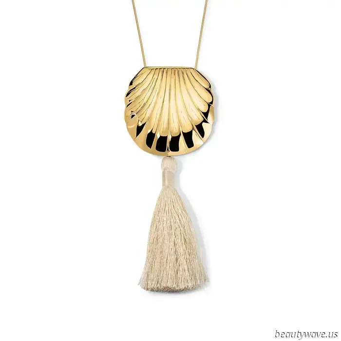 Style insiders are aware that these six summer accessory trends can elevate simple outfits to a more elegant level.