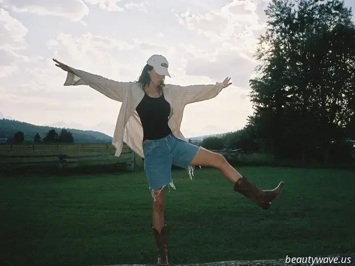 Gli acquirenti esperti abbinano gli stivali da cowboy a questa specifica tendenza jeans per renderli meno appariscenti