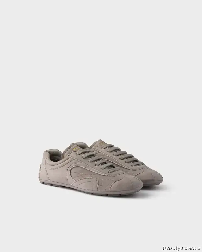 Der nicht-weiße Sneaker-Farbtrend, den Models gerade mit Leggings und Jeans tragen.